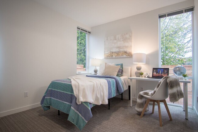 Building Photo - Modern 3BR/3BA Townhouse with Rooftop - Views of Downtown!