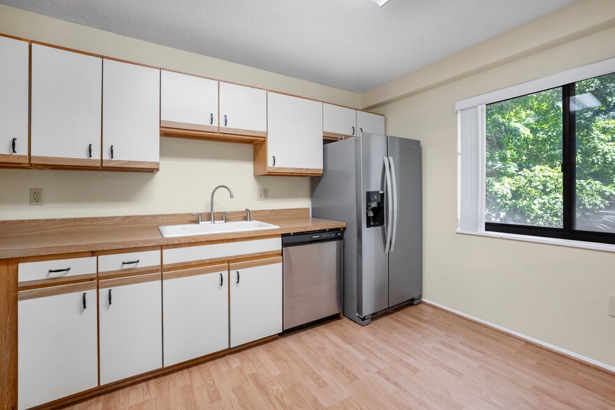 Ample Cabinets & Counter Space - 15115 Interlachen Dr