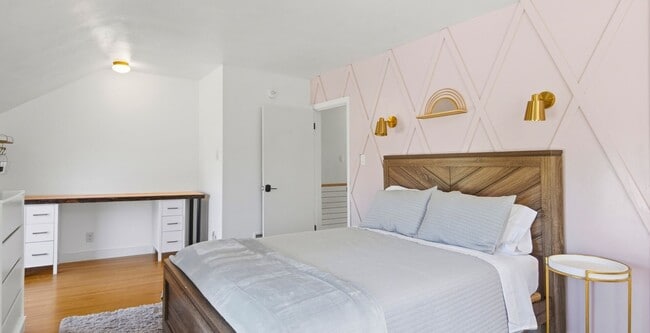 Building Photo - Furnished Executive Extended Stay Rental on Old Mission Peninsula