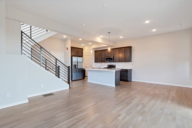 Building Photo - 549 Canary Ln