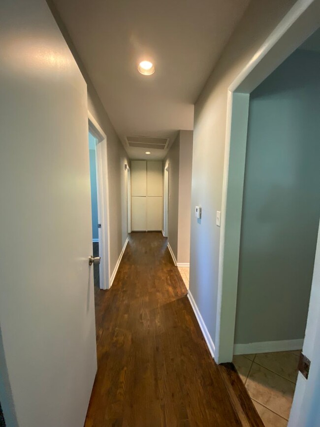 Building Photo - Charming Updated Mid-Century in Fayettevil...