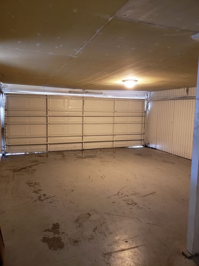 Building Photo - Mid April Move In