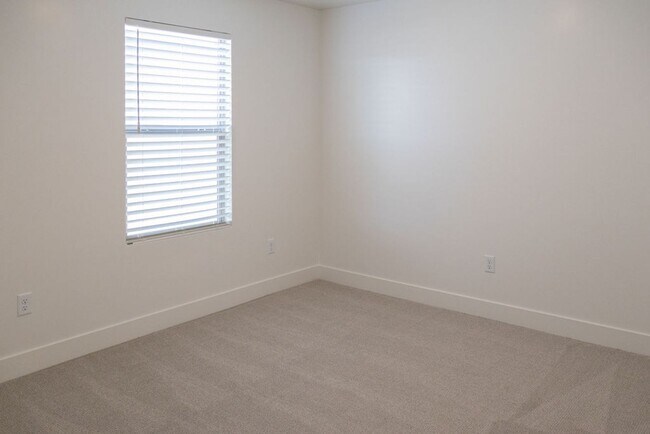 Building Photo - Spacious 4-Bed Home in Sage Canyon