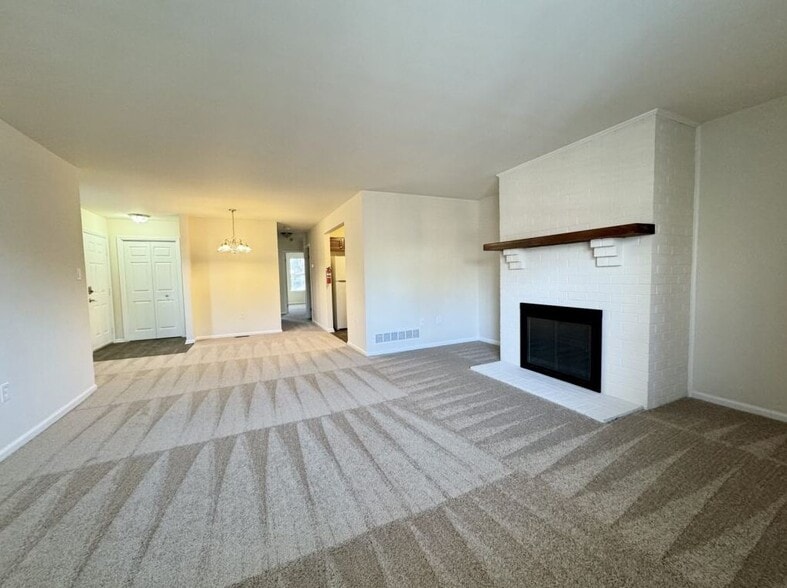 Building Photo - 700 Farmington Ave