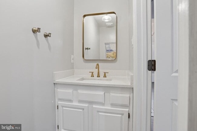 Building Photo - 4043 Lake Glen Rd