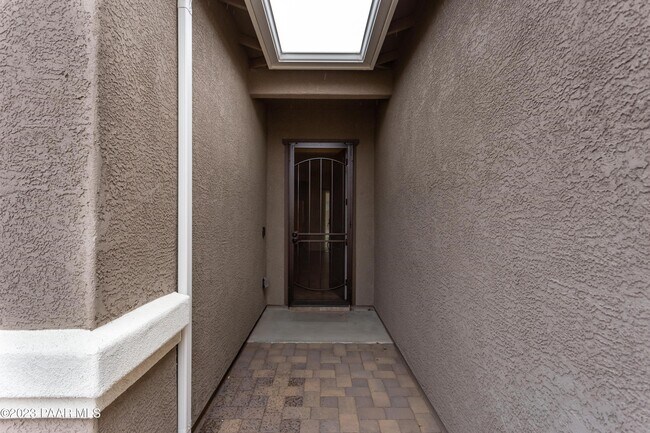 Building Photo - 926 N Gomez St