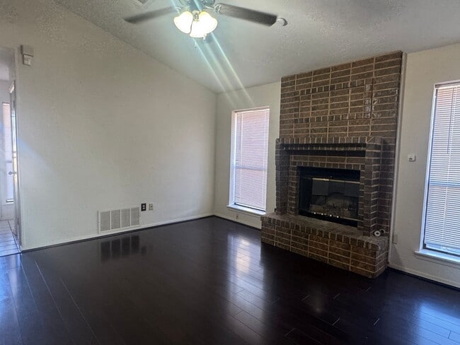 Building Photo - 3912 SW Parkridge Blvd