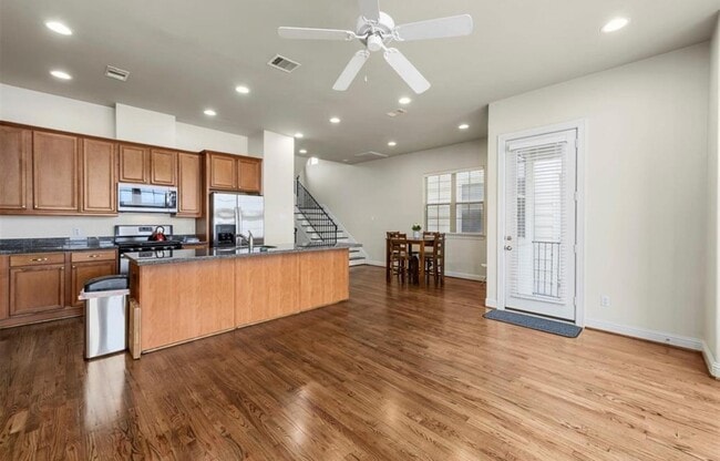 Building Photo - 1215 Roberts St