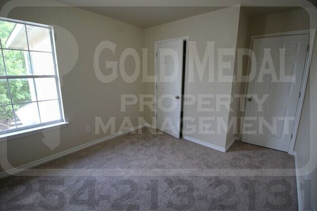 Building Photo - 4008 Cambridge Dr