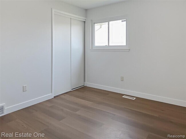 Building Photo - 15760 Oakbrook St