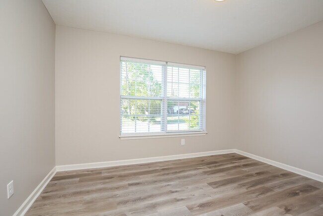 Building Photo - 200 Lake Forest Dr