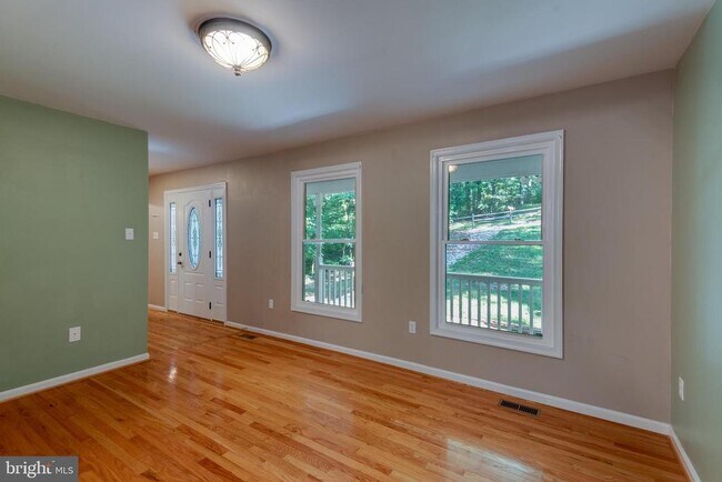 Building Photo - 8413 Manor View Rd