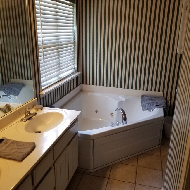 Building Photo - 1827 N Pine Crest Ave