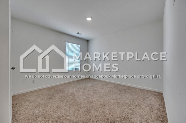 Building Photo - 1027 Park View Dr
