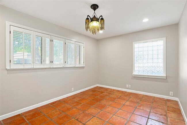 Building Photo - 3005 Village Dr
