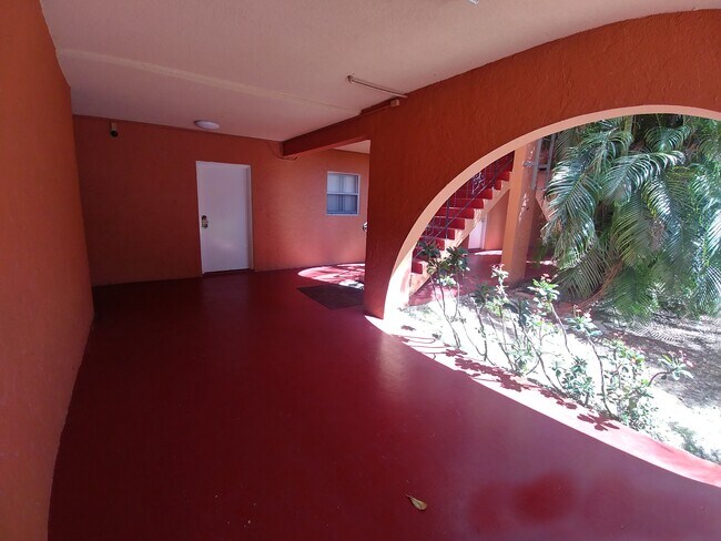 Building Photo - 1305 W 53rd St