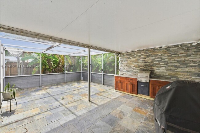 Building Photo - 719 N 31st Rd