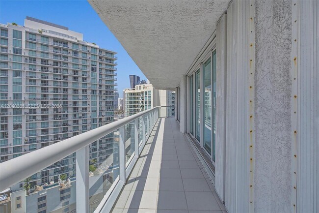 Building Photo - 16500 Collins Ave