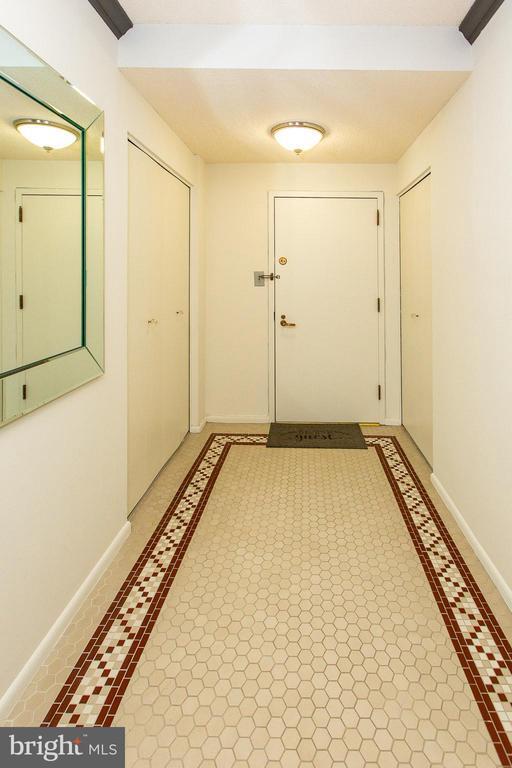 Building Photo - 20930 Valley Forge Cir