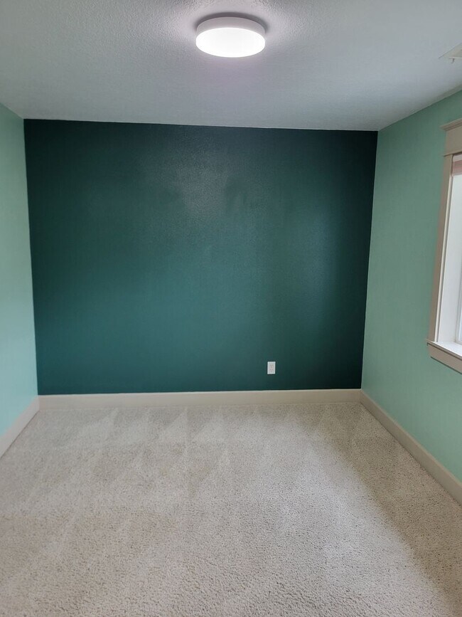Building Photo - Immaculate 5 Bedroom West Salem Home With a View