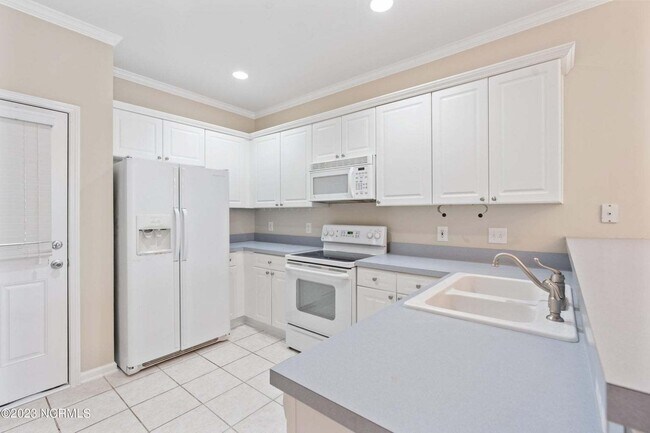 Building Photo - Home for rent with close proximity to tran...