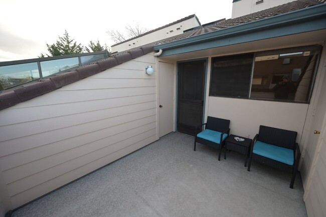 Building Photo - 2 bed 2.5 bath condo in the heart of Sequim!