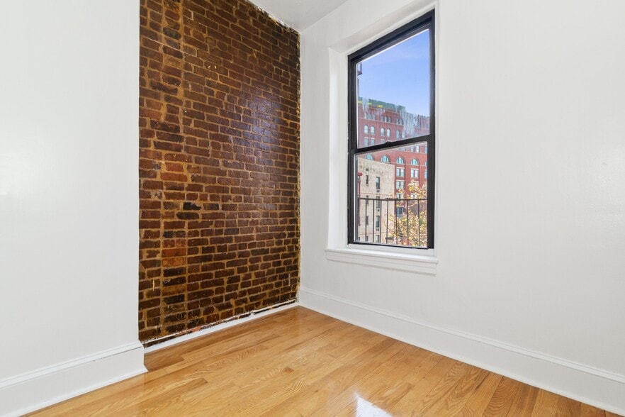 Building Photo - 300 W 10th St