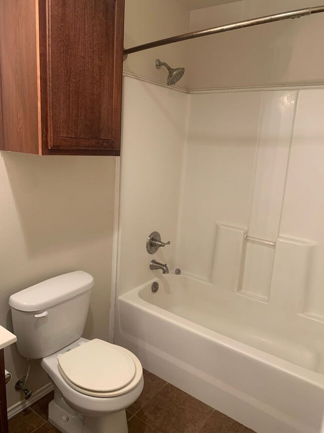 Building Photo - Available NOW! 3 Bedroom 2 bath 2 car garage in Fox Ridge!
