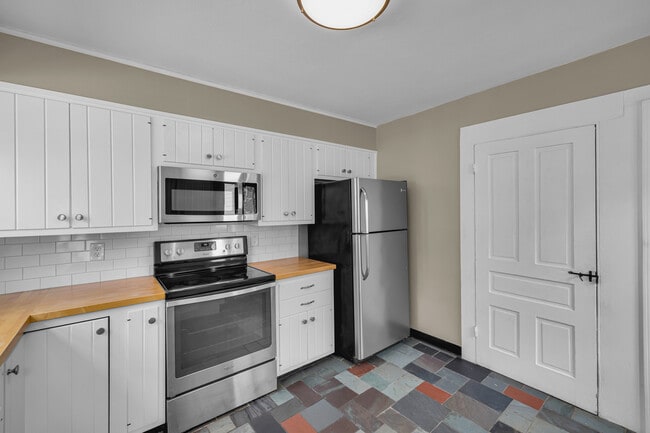 Building Photo - 1070 Enfield St