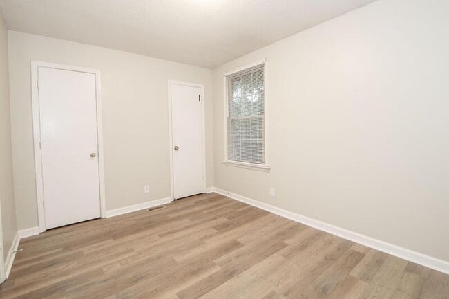 Building Photo - 810-A Golfview Place