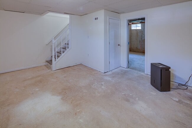 Building Photo - End Unit in New Castle -Showing Sunday 8/1...