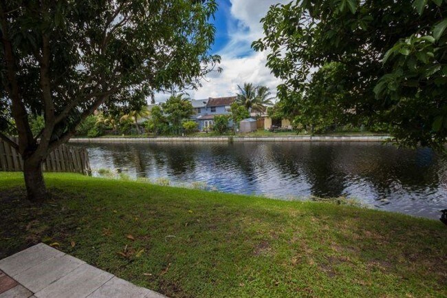 Building Photo - 1333 E Glen Oak Rd