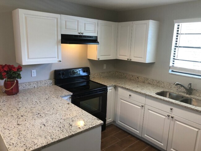 Building Photo - 10101 Lake Oak Cir