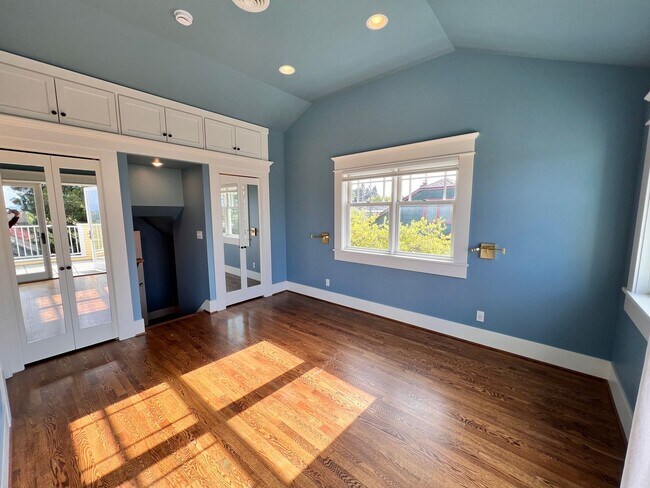 Building Photo - Gorgeous, Executive Living in Beautiful Ma...