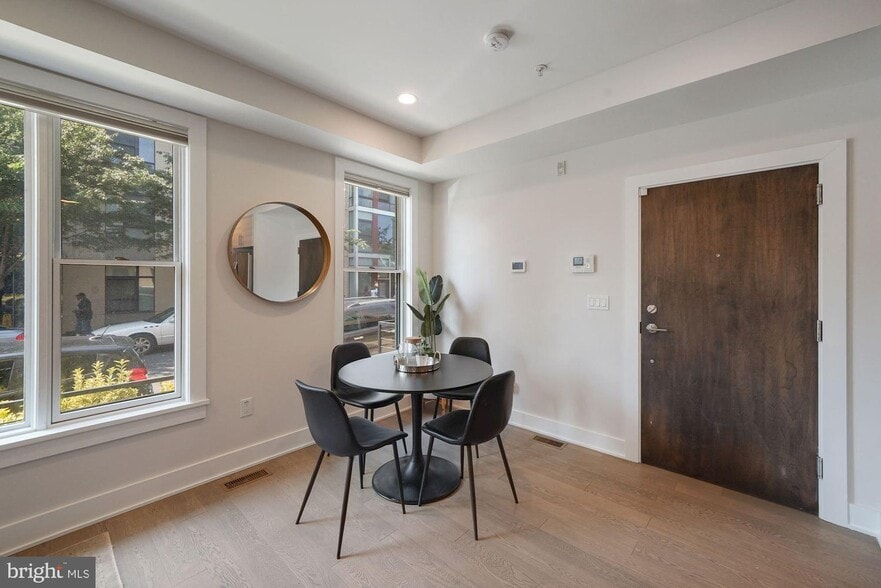 Building Photo - 703 Newton Pl NW