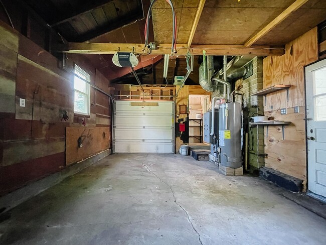 Building Photo - Fenced Yard and Garage