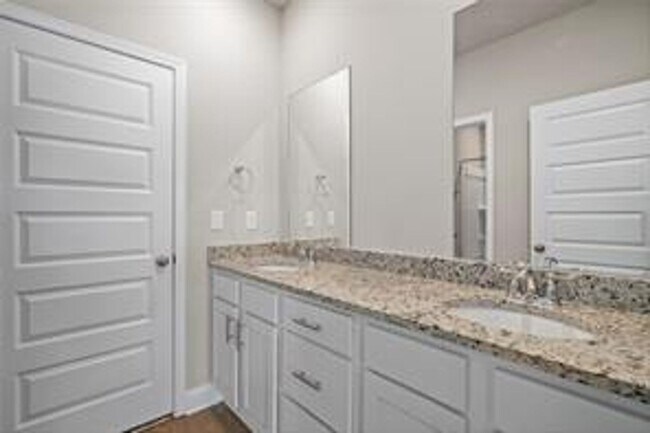 Building Photo - 4 Bedroom in West Mobile, Only a Few Years Old