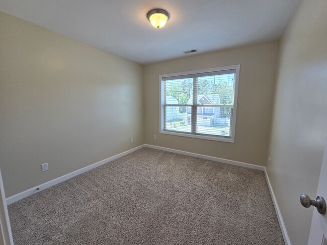 Building Photo - New Listing!!