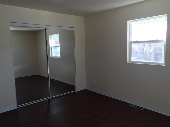 Building Photo - 1422 N Channel Dr