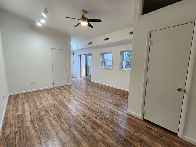 Building Photo - Spacious studio with deck available in NoLibs starting March 1st