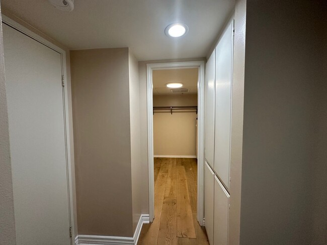 Building Photo - Extensively remodeled huge 1 bedroom/1.25 ...