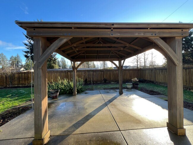 Building Photo - Price Drop!-Exceptional 2200 sq ft Three Bedroom 2 Bath Rambler in Fed Way - with A/C