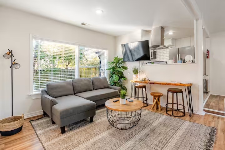 Building Photo - 3718 Live Oak St