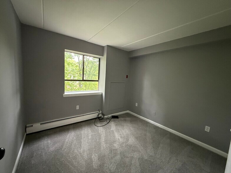 Building Photo - 280 Bridgewater Rd