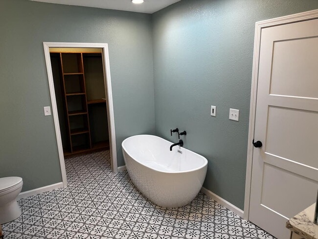 Primary Photo - "Coastal Comfort Awaits: Spacious 4-Bed, 3...