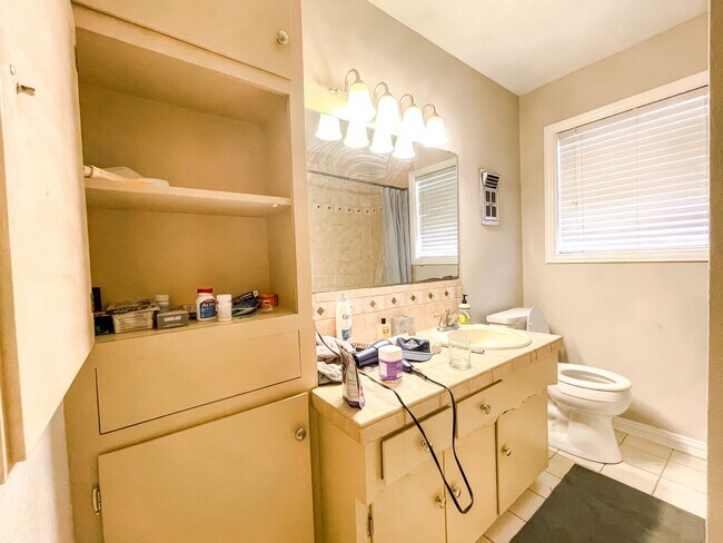 Building Photo - Adorable 4 Bed, 2 Bath Home for August 202...
