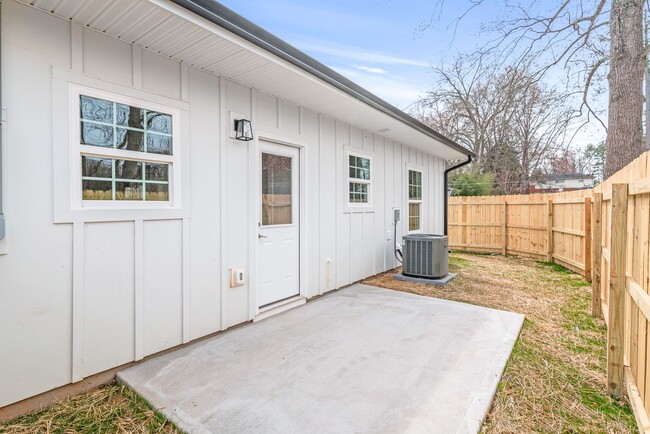 Building Photo - Beautiful Two Bedroom Duplex in Gastonia!