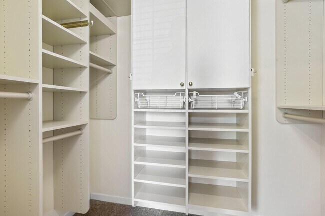 Building Photo - 5998 Blaverly Dr