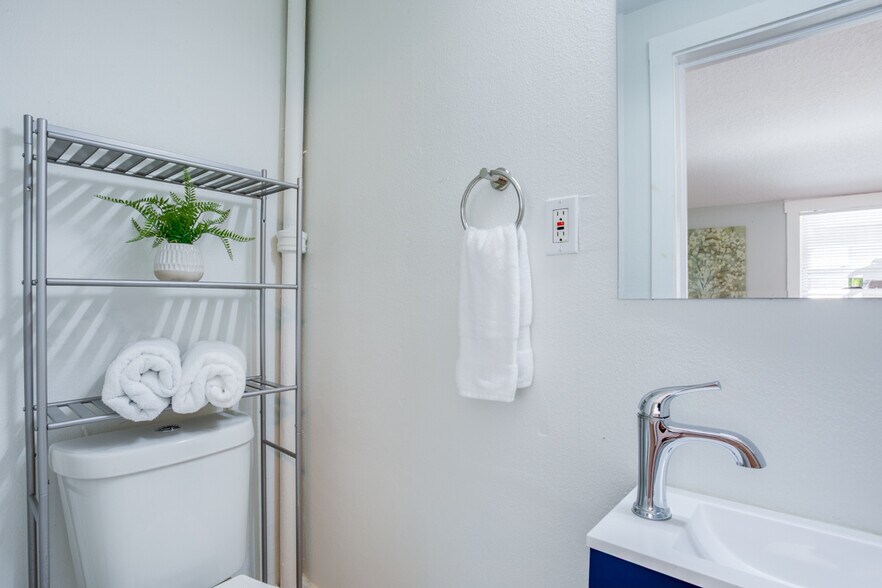 bathroom - 905 Plaza St