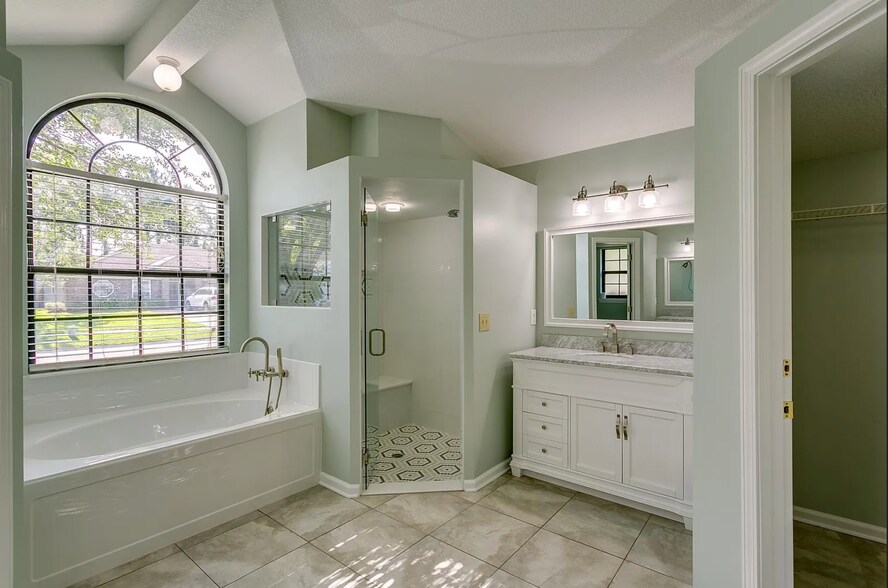 Gorgeously updated master bath - 4430 Autumn River Rd E